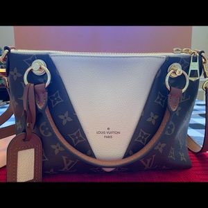 LOUIS VUITTON Monogram V Tote BB Creme